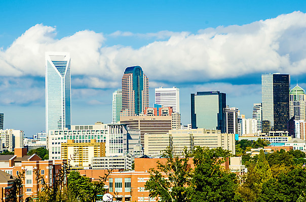 포토 JPG 해외이미지 구름 공원 호수 건축양식 하늘 사람없음 건물 금융 도시풍경 햇빛 반사 탑 고층빌딩 도시 도심 스카이라인 리빙 해외202004 해외포토 자연요소 건축물 공공시설 건축 풍경 빌딩 경제 태양 파일형식 이미지허브