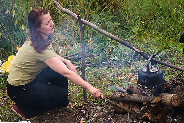 포토 JPG 해외이미지 백인 1 여자 자연 한명 사람 성인 야외 목재 여름 여행객 캠핑 황무지 모닥불 해외202004 해외포토 서양인 나무 계절 재료 불 레저 생태계 파일형식 이미지허브