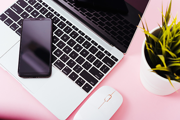 포토 JPG 해외이미지 실내 사람없음 노트북 스마트폰 무선마우스 목업 해외202004 해외포토 내부 전자제품 핸드폰 스마트기기 마우스 파일형식 이미지허브