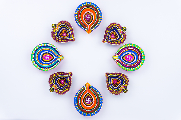 포토 JPG 해외이미지 전통 디자인 계절 꽃 행복 종교 문화 백그라운드 컨셉 꽃무늬 패턴 텍스트 벽지 불 휴가 불꽃 미술 사람없음 장식 빛 컬러풀 축제 램프 축하 인사 신용카드 인도인 문학 점토 등잔 힌두교 카피스페이스 해외202004 해외포토 자연요소 외국인 식물 감정 컬러 무늬 문화예술 조명 동양인 금융 공백 예절 파일형식 이미지허브