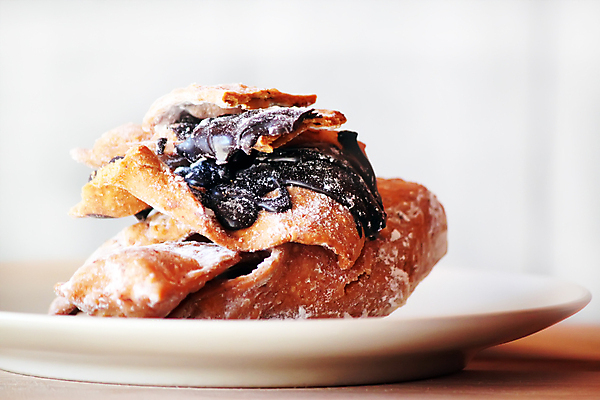 포토 JPG 해외이미지 전통 음식 백그라운드 휴가 디저트 가면 요리 사람없음 빨간색 갈색 쿠키 초콜릿 축제 이탈리아 빵집 축하 달콤 맛 설탕 굽기 2월 해외202004 해외포토 유럽 컬러 컨셉 상점 날짜 구이 파일형식 이미지허브