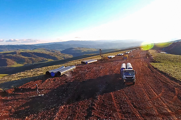 포토 JPG 해외이미지 식물 산업 공장 부동산 새로움 사람없음 야외 건물 물 쌓기 검은색 기계 사막 업무 그룹 상품 플라스틱 땅 호스 튜브 흙더미 물류 분배 파이프라인 공급 해외202004 해외포토 자연요소 건축물 컬러 컨셉 공업 모션 재질 흙 작업 재산 파이프_관 파일형식 더미 이미지허브