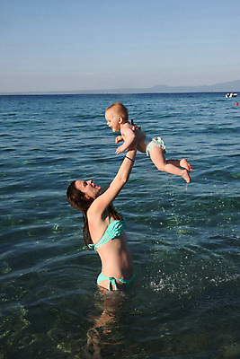 포토 JPG 해외이미지 백인 라이프스타일 남자 딸 행복 바다 놀이 엄마 휴가 건강 두명 비키니 운동 수영 아기 가르침 아빠 휴양지 역동적 헬프 해외202004 해외포토 서양인 교육 수영복 감정 컨셉 가족 사람 생활 장소 수상스포츠 도움 파일형식 이미지허브