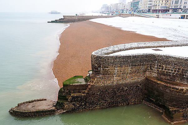 포토 JPG 해외이미지 영어 계절 바다 겨울 영국 해변 사람없음 건물 모래사장 항구 추위 조약돌 도시 역사 보호 휴양지 폭설 해외202004 해외포토 문자 건축물 유럽 컨셉 교통시설 눈_날씨 장소 돌_바위 자연재해 파일형식 이미지허브