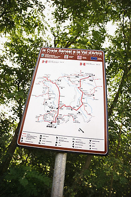 포토 JPG 해외이미지 유럽 도로 여행 지도 가이드 텍스트 휴가 사람없음 야외 세로 사진촬영 이탈리아 산책로 시골 가리킴 방향 사인 도로표지판 루트 전설 토스카나 해외202004 해외포토 직업 나라 길 교통시설 손짓 촬영 표지판 파일형식 이미지허브