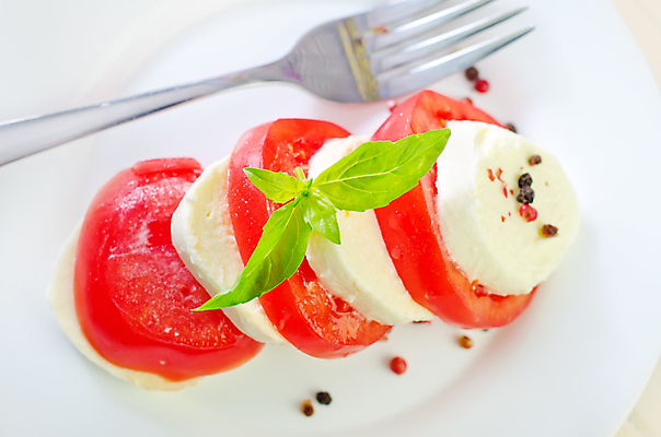 포토 JPG 해외이미지 접시 포크 토마토 사람없음 신선 바질 모짜렐라치즈 카프레제 플레이팅 해외포토 식기 채소 치즈 샐러드 상차림 파일형식 이미지허브