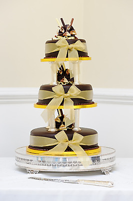 포토 JPG 해외이미지 전통 리본 음식 결혼 결혼식 디저트 3 사람없음 장식 갈색 파티 케이크 초콜릿 빵집 축하 기둥 황금 달콤 설탕 활 접수 해외202004 해외포토 건축 컬러 컨셉 이벤트 상점 맛 파일형식 이미지허브