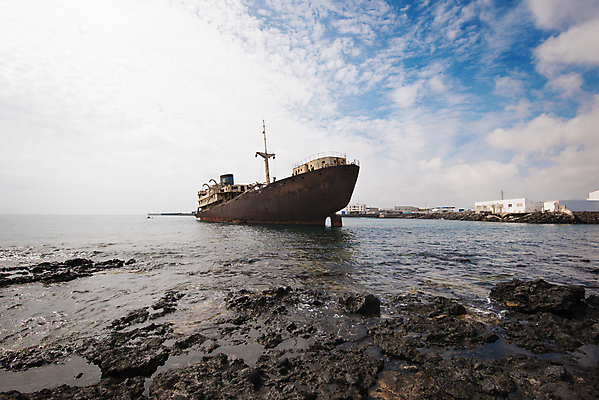 포토 JPG 해외이미지 유럽 모래 파도 바다 섬 여행 교통시설 자연 하늘 항해 풍경 사람없음 빨간색 물 파란색 환경 보트 역사 사건 버리기 부식 함선 깨짐 썩음 옛날 재앙 조난 철강 해외202004 해외포토 자연요소 나라 컬러 교통 컨셉 배_교통 모션 시설 생태계 파일형식 이미지허브