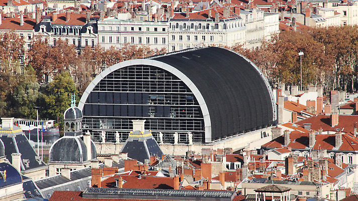 포토 JPG 해외이미지 유럽 음악 조각 건축양식 창문 유리 지붕 주택 안테나 파노라마 사람없음 건물 장식 강 도시풍경 조각상 프랑스 발코니 바위 깃발 도시 중세 역사 도심 극장 타운 천연기념물 프랑스어 리옹 뮤지컬 옛날 오페라 해외202004 해외포토 문자 건축물 건축 나라 통신 재질 문화예술 촬영기법 풍경 조형물 돌_바위 파일형식 이미지허브