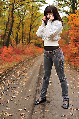 포토 JPG 해외이미지 나무 식물 백인 모델 라이프스타일 옷 계절 공원 여자 행복 도로 얼굴 잎 자연 날씨 갈색머리 건강 한명 미소 사람 성인 야외 목재 빨간색 햇빛 노란색 유행 가을 표현 황금 숲 스타일 해외202004 해외포토 서양인 1 헤어스타일 공공시설 감정 길 컬러 재료 교통시설 표정 생활 신체부위 태양 생태계 파일형식 이미지허브