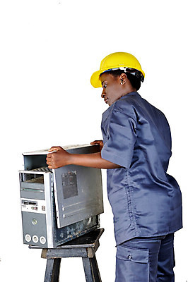 포토 JPG 해외이미지 응시 유니폼 노동자 한명 사람 컴퓨터 노란색 업무 작업실 기술자 헬멧 확인 유지 해외202004 해외포토 직업 1 시선 옷 컬러 전자제품 작업 보호장비 파일형식 이미지허브