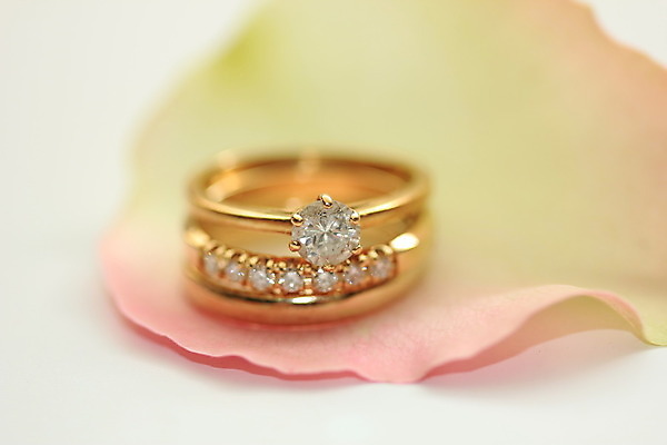 포토 JPG 해외이미지 꽃잎 분홍색 결혼 결혼식 사람없음 금속 바위 반지 원형 황금 고급 보석 결혼반지 다이아몬드 약혼 설정 해외202004 해외포토 도형 꽃 컬러 컨셉 장신구 재질 이벤트 돌_바위 광석 약속 파일형식 이미지허브