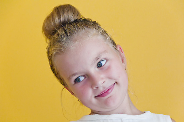 포토 JPG 해외이미지 백인 여학생 유럽 어린이 한명 파란색 금발 흰색 9 8 6 7 해외202004 해외포토 서양인 1 학생 헤어스타일 여자 나라 컬러 사람 숫자 파일형식 이미지허브