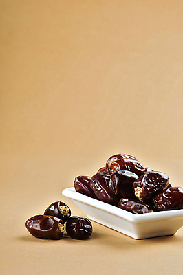 포토 JPG 해외이미지 스튜디오촬영 접시 실내 사람없음 건과일 대추야자 베이지색배경 해외202004 해외포토 식기 백그라운드 과일 건조 내부 베이지색 파일형식 이미지허브