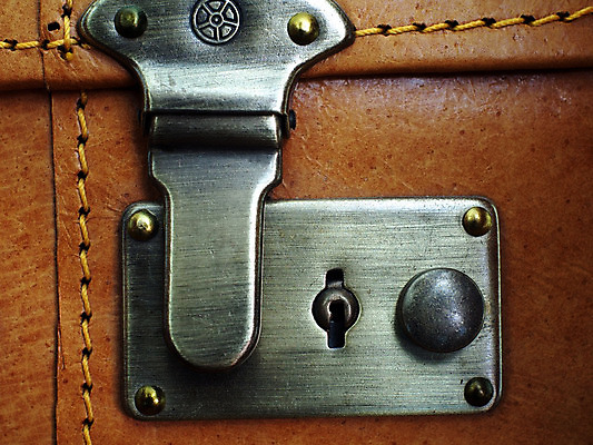 포토 JPG 해외이미지 여행 가방 비즈니스 열쇠 휴가 자물쇠 항해 손잡이 안전 사람없음 갈색 여행객 금속 여행가방 수확 골동품 짐 오픈 닫기 보호 가죽 오브젝트 복고 잠금 보안 팩 짐싸기 수하물 옛날 중고 해외202004 해외포토 잡화 컬러 컨셉 농업 배_교통 모션 재질 사람 화장품 파일형식 이미지허브