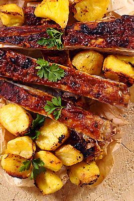 포토 JPG 해외이미지 접시 음식 백그라운드 채소 휴가 육류 돼지고기 요리 사람없음 목재 아웃포커스 가로 컬러풀 식사 샐러드 감자튀김 우아함 그릴 인스턴트 바비큐 허리 준비 슬라이스 갈비뼈 숙성 해외202004 해외포토 나무 식기 컬러 컨셉 식재료 재료 주방용품 뼈 감자 촬영기법 신체부위 튀김 파일형식 이미지허브