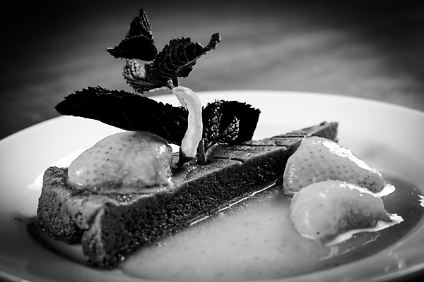 포토 JPG 해외이미지 접시 열매 음식 조각 과일 탁자 딸기 디저트 흑백 건강 요리 사람없음 장식 파티 케이크 식당 초콜릿 검은색 흰색 신선 생일 고급 우아함 달콤 맛 설탕 먹기 크림 준비 설정 페스츄리 스타일 해외202004 해외포토 식물 식기 기념일 빵 컬러 가구 컨셉 모션 촬영기법 이벤트 상점 파일형식 이미지허브