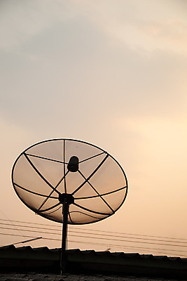 포토 JPG 해외이미지 구름 접시 실루엣 파도 과학 인터넷 통신 하늘 안테나 사람없음 글로벌 태양 우주 디지털 텔레비전 자료 황혼 일몰 장비 인공위성 정보 탐험 네트워크 연결 접속 무선전화기 수화기 사인 라디오 신호 방송 전송 레이더 채널 해외202004 해외포토 자연요소 식기 바다 촬영기법 전자제품 노을 전화기 파일형식 이미지허브