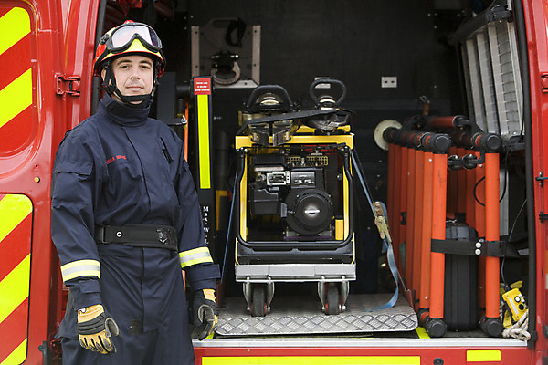 포토 JPG 해외이미지 주간 남자 한명 상반신 성인 야외 앞모습 소방관 소방 소방기구 성인남자한명만 해외202004 해외포토 자연요소 1 뷰포인트 사람 기구 구조원 남자한명만 성인남자만 파일형식 이미지허브