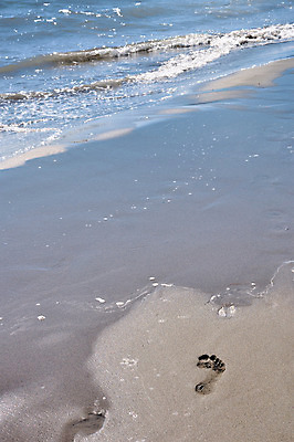 포토 JPG 해외이미지 라이프스타일 모래 파도 바다 여행 백그라운드 자연 휴가 휴식 그림자 사람 사람없음 야외 물 여름 파란색 햇빛 태양 여행객 맑음 산책 트래킹 거품 하이킹 시간 그늘 발자국 단계 양발 자취 각인 해외202004 해외포토 자연요소 계절 컬러 컨셉 자국 레저 날씨 생활 생태계 파일형식 이미지허브