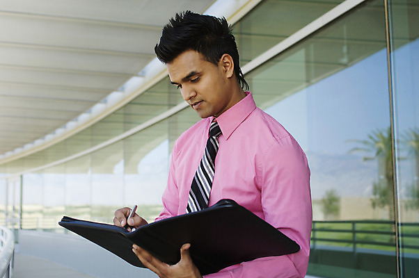 포토 JPG 해외이미지 직업 1 응시 남자 셔츠 비즈니스 건축양식 사업가 유리 넥타이 서기 사람 동양인 인종 20대 성인 야외 건물 가로 세명 사무실 펜 발코니 기록 잡기 비즈니스맨 인도인 집중 폴더 경영 정중 해외202004 해외포토 외국인 건축물 시선 잡화 건축 컨셉 상의 모션 재질 청년 필기구 직장인 파일 파일형식 이미지허브