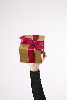 포토 JPG 해외이미지 라이프스타일 손 기념일 리본 조각 컨셉 크리스마스 휴가 아이디어 발렌타인데이 선물 사람 성인 사람없음 상자 노란색 놀람 터치 흰색 축하 인사 잡기 악단 생일 황금 포장지 묘사 오브젝트 활 질감 쇼 패키지 팔 적재 고립 스타일 카피스페이스 해외202004 해외포토 감정 음악 컬러 포장 모션 데이이벤트 표정 이벤트 생활 신체부위 공백 예절 파일형식 이미지허브