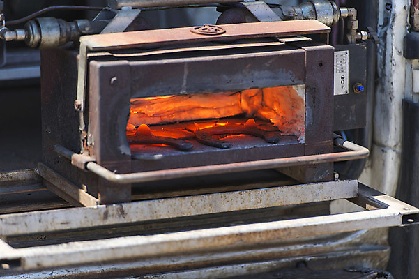 포토 JPG 해외이미지 동물 신발 손가락 관리 사람없음 농장 갈색 금속 회색 도구 업무 못 뜨거움 구멍 수리 콘센트 오븐 망치 손톱 철 파일 펜치 삼각대 유지 교체 대장장이 아랍어 편자 해외202004 해외포토 손 컬러 농업 재질 가전제품 공구 작업 말발굽 파일형식 이미지허브