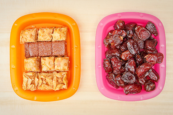 포토 JPG 해외이미지 접시 음식 2 과일 중동 디저트 건강 요리 사람없음 갈색 파티 축제 견과류 신선 최고 황금 달콤 플라스틱 지중해 질감 대추 시럽 그리스인 사우디아라비아 라마단 숙성 채식주의자 페스츄리 피스타치오 많음 바클라바 해외202004 튀르키예 해외포토 서양인 식기 나라 아시아 빵 바다 컬러 컨셉 재질 이벤트 맛 채식 파일형식 이미지허브