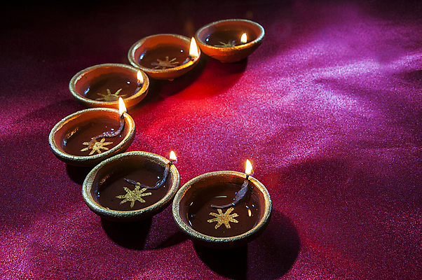 포토 JPG 해외이미지 전통 행복 종교 문화 백그라운드 불 휴가 기념 사람없음 장식 빛 컬러풀 평화 축제 어둠 기도 램프 축하 인사 신용카드 야간 인도인 기회 예배 점토 광 등잔 숭배 힌두교 해외202004 해외포토 자연요소 외국인 감정 컬러 컨셉 조명 동양인 금융 예절 파일형식 이미지허브