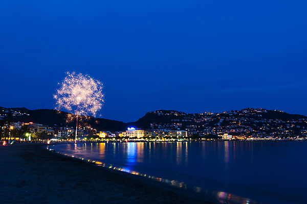 포토 JPG 해외이미지 불꽃놀이 사람없음 세로 물 컬러풀 장미 파티 스페인 연기 야간 가루 해외202004 해외포토 자연요소 꽃 유럽 컬러 놀이 이벤트 파일형식 이미지허브