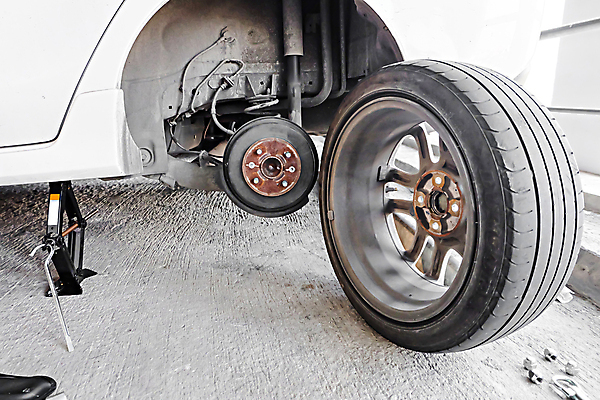 포토 JPG 해외이미지 직업 산업 비즈니스 교통시설 자동차 노동자 사람없음 상점 공구 스패너 업무 바퀴 작업실 기술자 변화 수리 작음 서비스 타이어 고정 정비공 주인 유지 자동 해외202004 해외포토 육상교통 교통 컨셉 도구 작업 크기 시설 파일형식 이미지허브