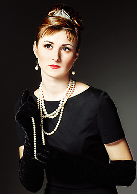 포토 JPG 해외이미지 드레스 행복 감정 얼굴 장갑 유리 흡연 한명 사람 파티 유행 검은색 사진촬영 수확 골동품 표현 클래식 우아함 아침식사 저녁 필름 구슬 복고 구식 접수 흡연자 스타일 벨벳 해외202004 해외포토 1 잡화 옷 컬러 컨셉 농업 재질 담배 이벤트 신체부위 촬영 식사 야간 실크 파일형식 이미지허브