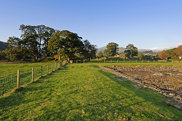 포토 JPG 해외이미지 나무 밭 자연 하늘 영국 잉글랜드 산 풍경 사람없음 건물 초록색 파란색 가을 시골 성 외양간 로마인 컴브리아주 해외202004 해외포토 식물 건축물 계절 유럽 컬러 농업 인종 생태계 파일형식 이미지허브