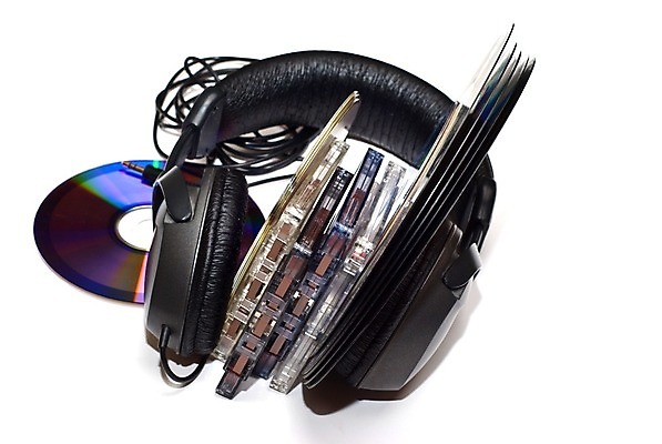 포토 JPG 해외이미지 음악 음향기기 사람없음 헤드폰 소리 CD 기록 복고 오디오 테이프 스테레오 비닐 해외202004 해외포토 재질 문화예술 문구용품 전자제품 파일형식 이미지허브