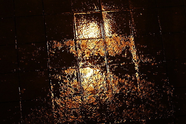 포토 JPG 해외이미지 길 날씨 사람없음 세로 젖음 보행로 미끄러짐 타일 판 해외202004 해외포토 모션 파일형식 이미지허브