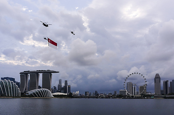 포토 JPG 해외이미지 도로 바다 비즈니스 건축양식 파노라마 풍경 사람없음 건물 금융 파란색 도시풍경 컬러풀 사무실 반사 노란색 상점 항구 축제 화목 깃발 도시 만 센터 역사 도심 헬리콥터 상업 바쁨 대도시 스카이라인 리빙 싱가폴 전국 해외202004 해외포토 건축물 건축 아시아 길 컬러 컨셉 교통시설 비행기 촬영기법 경제 파일형식 이미지허브