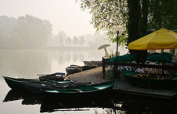 포토 JPG 해외이미지 라이프스타일 호수 우산 아침 사람없음 야외 물 평화 식당 맑음 침묵 고요 카페 안개 연못 보트 해외202004 해외포토 주간 자연요소 컨셉 배_교통 날씨 생활 상점 소리 파일형식 이미지허브