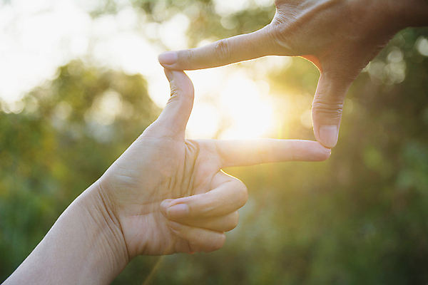 포토 JPG 해외이미지 백인 구름 손 여자 백그라운드 컨셉 생각 비즈니스 손가락 상상 자연 하늘 미래 설계 아이디어 프레임 관리 창조 사람 사람없음 야외 파란색 상자 일출 엄지손가락 흰색 닫기 심볼 만들기 각도 팔 직사각형 구성 해외202004 해외포토 자연요소 도형 서양인 컬러 모션 신체부위 노을 생태계 파일형식 이미지허브