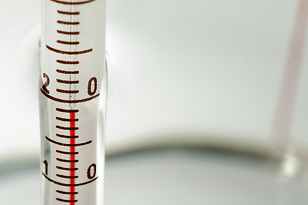 포토 JPG 해외이미지 유리 건강 사람없음 빨간색 세로 물 약 장비 추위 흰색 기구 공구 뜨거움 액체 클래식 온도계 지시 심볼 측정 오브젝트 눈금 튜브 온도 보여주기 계량기 섭씨 해외202004 해외포토 자연요소 컬러 컨셉 의학 모션 재질 도구 파일형식 이미지허브