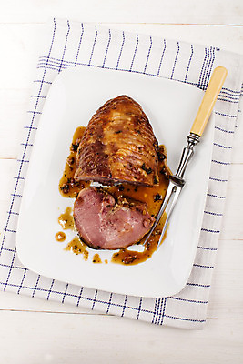 포토 JPG 해외이미지 전통 접시 음식 조각 포크 재료 건강 육류 돼지고기 요리 사람없음 빨간색 갈색 식사 껍질 흰색 시골 신선 맛 그릴 굽기 향신료 유기농 칼로리 멧돼지 점심식사 백자 행주 해외202004 해외포토 식기 웰빙 컬러 컨셉 식재료 포유류 주방용품 도자기 청소도구 구이 향미료 파일형식 이미지허브