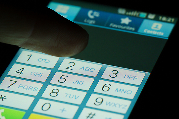 포토 JPG 해외이미지 손 인터넷 비즈니스 손가락 손짓 사람없음 빛 스마트폰 핸드폰 디지털 스크린 모니터 어둠 터치 정보 닫기 휴대용 무선전화기 전화기 전자 다이얼 터치스크린 셀룰러 해외202004 해외포토 모션 신체부위 전자제품 스마트기기 컴퓨터 오브젝트 파일형식 이미지허브