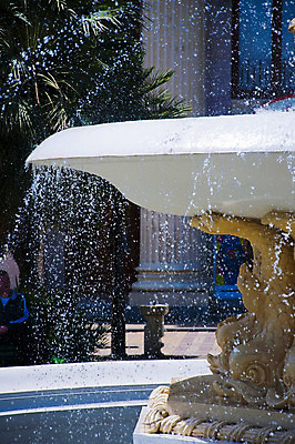 포토 JPG 해외이미지 손 바다 패턴 의자 탁자 하늘 바닥 어류 미술 사람없음 건물 물 조각상 반사 흰색 역 방향 오브젝트 천장 샹들리에 분무기 천연기념물 해외202004 해외포토 자연요소 건축물 컬러 가구 무늬 교통시설 문화예술 조명 신체부위 조형물 수중동물 파일형식 이미지허브