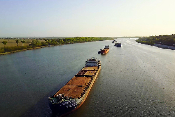포토 JPG 해외이미지 나무 구름 산업 호수 모래 이동 비즈니스 교통시설 모션 하늘 항해 풍경 사람없음 물 여름 파란색 강 침묵 화물 도시 만 보트 큼 컨테이너 무역 함선 상업 운하 포트 바둑 해외202004 해외포토 자연요소 식물 계절 컬러 교통 컨셉 배_교통 놀이 소리 운송업 크기 시설 파일형식 이미지허브