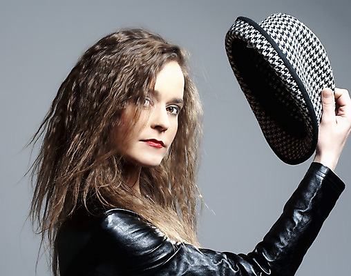 포토 JPG 해외이미지 백인 응시 여자 얼굴 포즈 백그라운드 갈색머리 한명 사람 성인 잡기 고립 해외202004 해외포토 서양인 1 헤어스타일 시선 모션 신체부위 파일형식 이미지허브