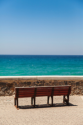 포토 JPG 해외이미지 1 선 파도 바다 섬 여행 가구 벤치 의자 자연 하늘 표면 날씨 휴가 휴식 앉기 풍경 해변 사람없음 야외 목재 물 여름 침묵 바위 갑판 지중해 그리스 오브젝트 휴양지 터키석 수평선 해외202004 해외포토 자연요소 나무 계절 유럽 생활용품 컨셉 배_교통 재료 모션 소리 장소 돌_바위 보석 생태계 파일형식 이미지허브