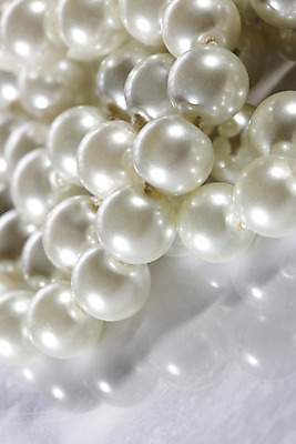 포토 JPG 해외이미지 줄 백그라운드 패턴 목걸이 선물 사람없음 장식 빛 반사 유행 흰색 원형 화려 그룹 재산 고급 우아함 보석 구슬 정사각형 보물 내추럴 고립 여의주 해외202004 해외포토 도형 컬러 컨셉 무늬 장신구 금융 광석 파일형식 이미지허브