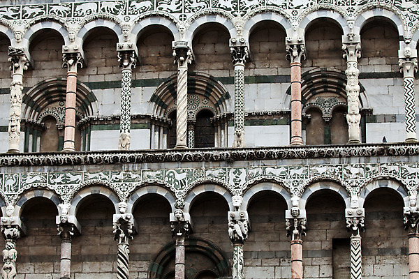 포토 JPG 해외이미지 조각 건축양식 미술 사람없음 교회 탑 이탈리아 로마네스크 바실리카 토스카나 포럼 해외202004 해외포토 건축물 건축 유럽 종교건축 문화예술 건물 토론 파일형식 이미지허브