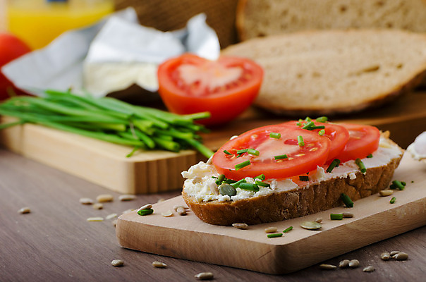 포토 JPG 해외이미지 음식 빵 조각 백그라운드 다이어트 토마토 채소 탁자 염소 치즈 맥주 샌드위치 건강 사람없음 목재 초록색 식사 저녁식사 펼침 우유 흰색 시골 신선 아침식사 상품 밀 먹기 허브 크림 유기농 시골집 부드러움 버터 쪽파 바이오 채식주의자 해외202004 해외포토 나무 식물 웰빙 컬러 가구 재료 포유류 모션 유제품 곡류 주택 주류 감각 채식 파 파일형식 이미지허브