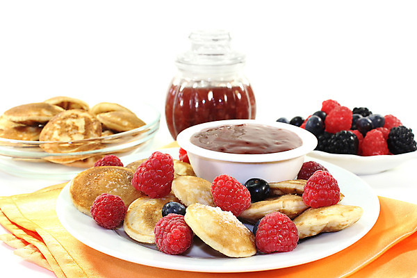 포토 JPG 해외이미지 접시 열매 음식 디저트 사람없음 케이크 달콤 설탕 네덜란드 블루베리 산딸기 서빙 팬케이크 슈가파우더 페스츄리 크레이프 해외202004 해외포토 식물 식기 유럽 빵 과일 맛 파일형식 이미지허브