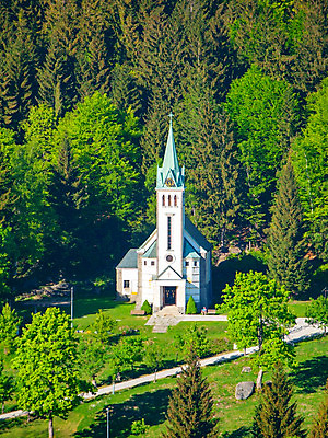 포토 JPG 해외이미지 나무 종교 도로 지붕 산 풍경 사람없음 초록색 교회 마을 탑 흰색 시골 성자 숲 만족 체코 북쪽 보헤미아 그리너리 해외202004 해외포토 식물 건축물 감정 유럽 길 컬러 종교건축 교통시설 건물 방향 파일형식 트랜드컬러 이미지허브